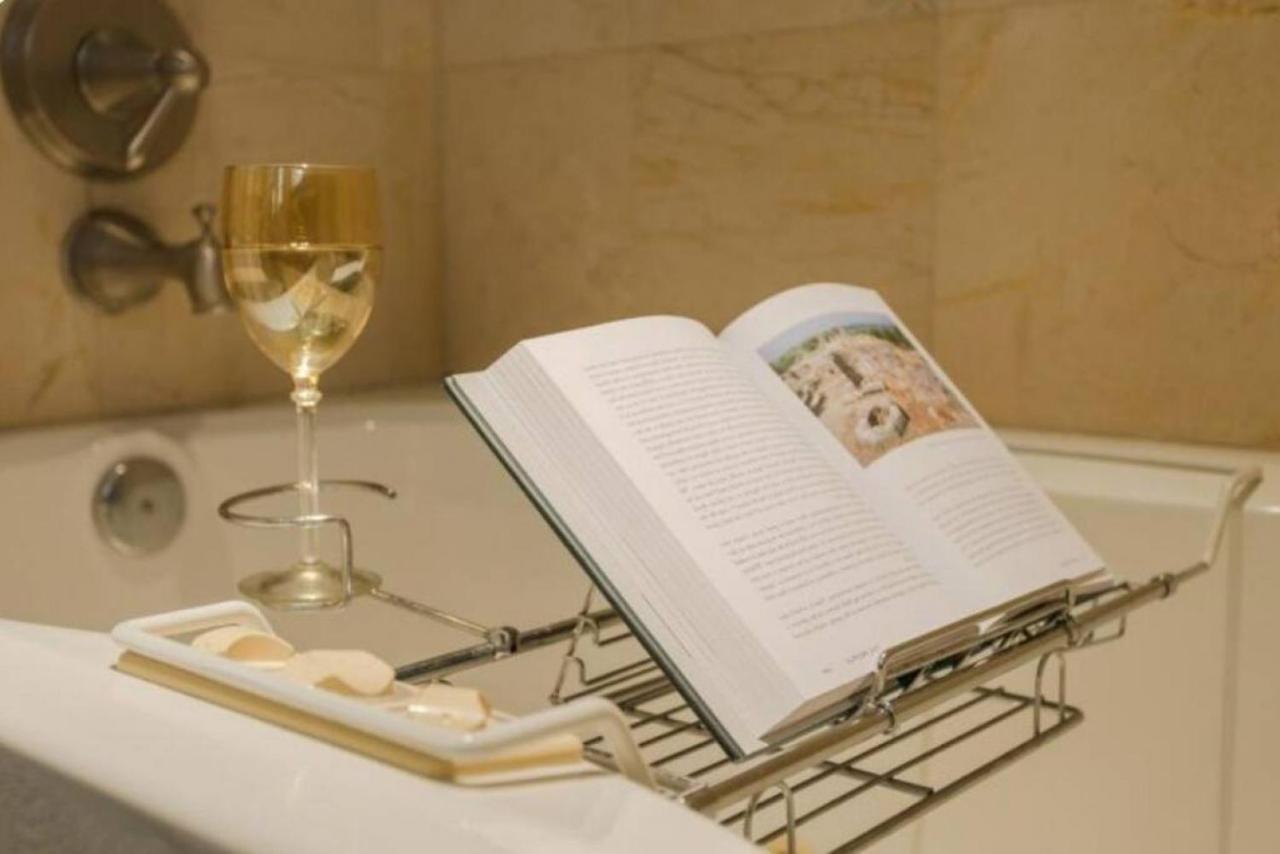 Wine-Dine-Sunshine Cozy Flat In The Heart Of Dtsp Villa St. Petersburg Ngoại thất bức ảnh