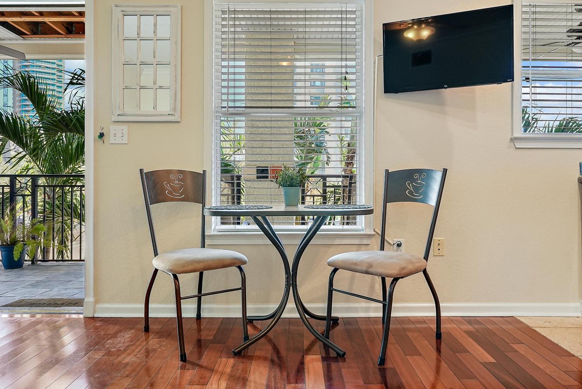Wine-Dine-Sunshine Cozy Flat In The Heart Of Dtsp Villa St. Petersburg Ngoại thất bức ảnh