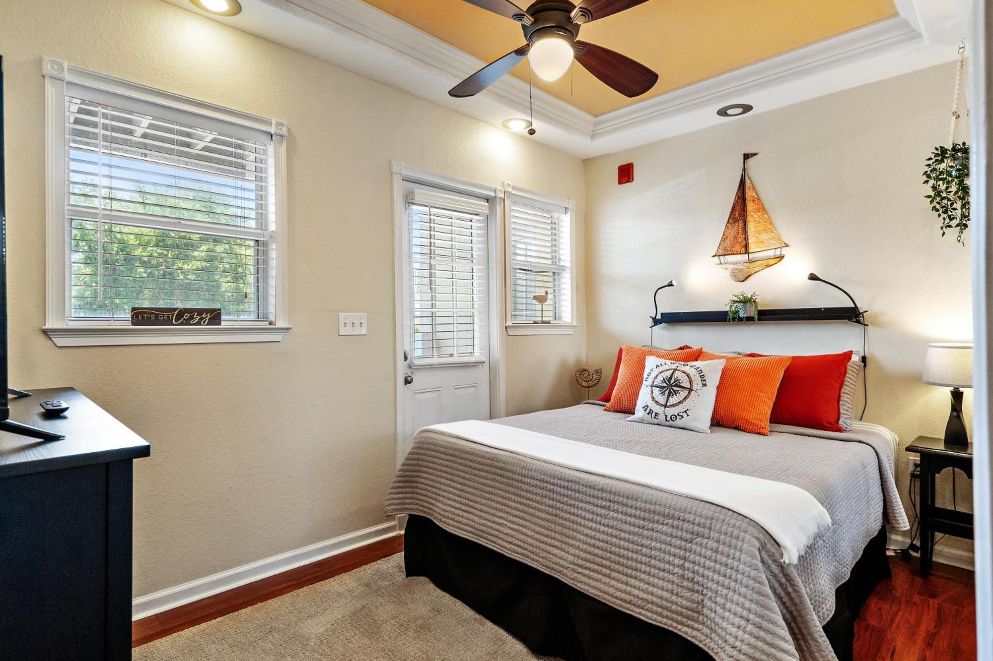 Wine-Dine-Sunshine Cozy Flat In The Heart Of Dtsp Villa St. Petersburg Ngoại thất bức ảnh