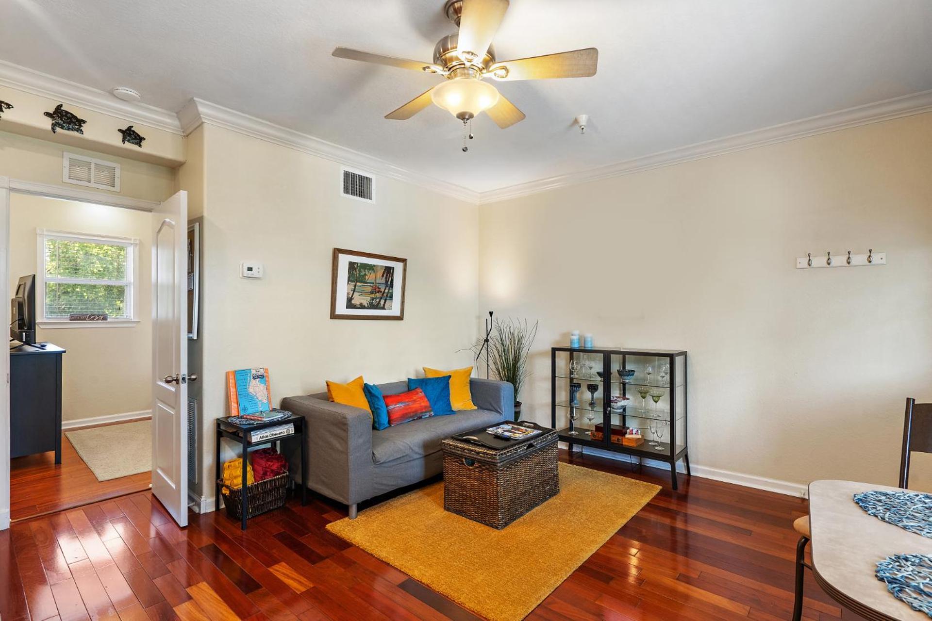 Wine-Dine-Sunshine Cozy Flat In The Heart Of Dtsp Villa St. Petersburg Ngoại thất bức ảnh