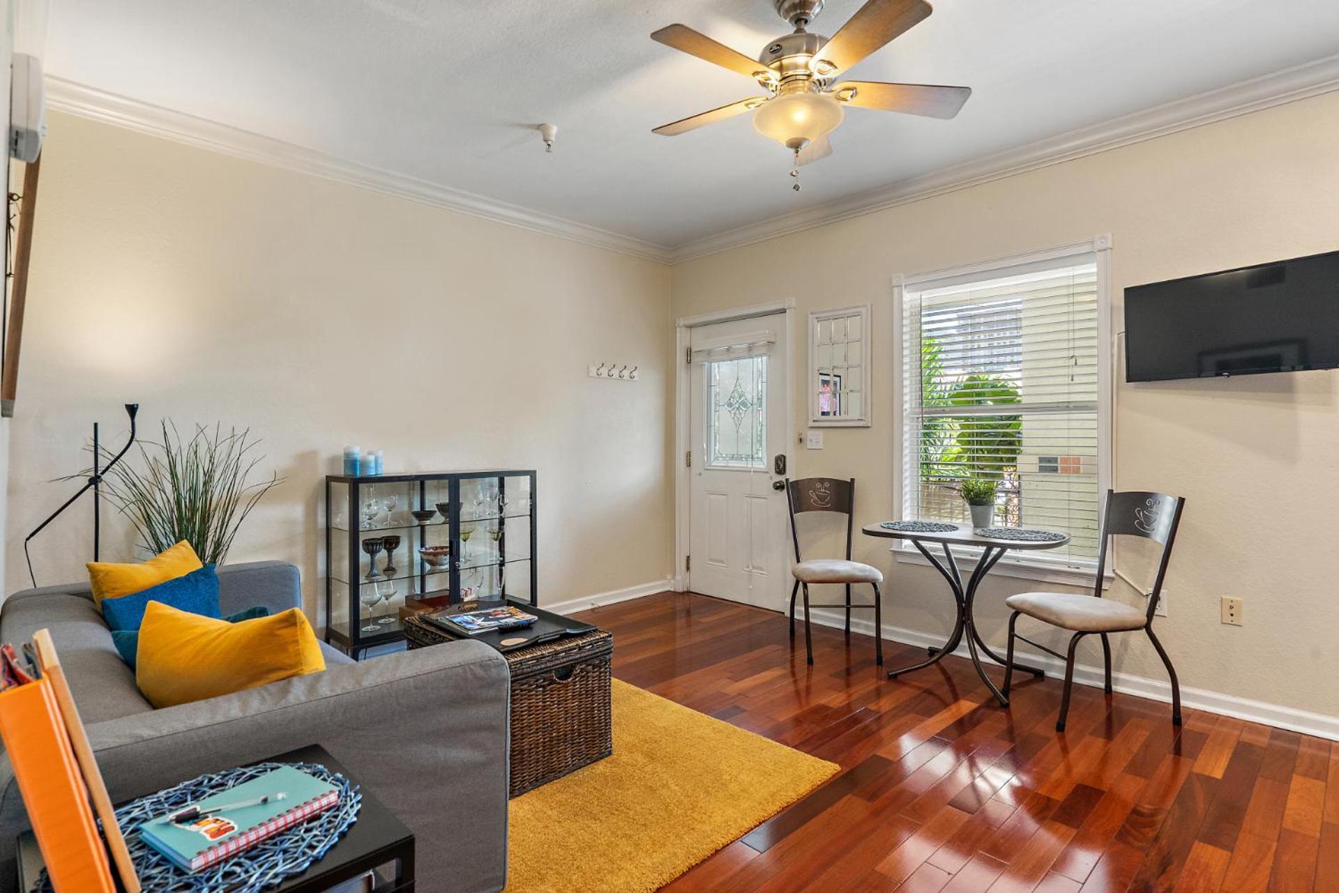 Wine-Dine-Sunshine Cozy Flat In The Heart Of Dtsp Villa St. Petersburg Ngoại thất bức ảnh