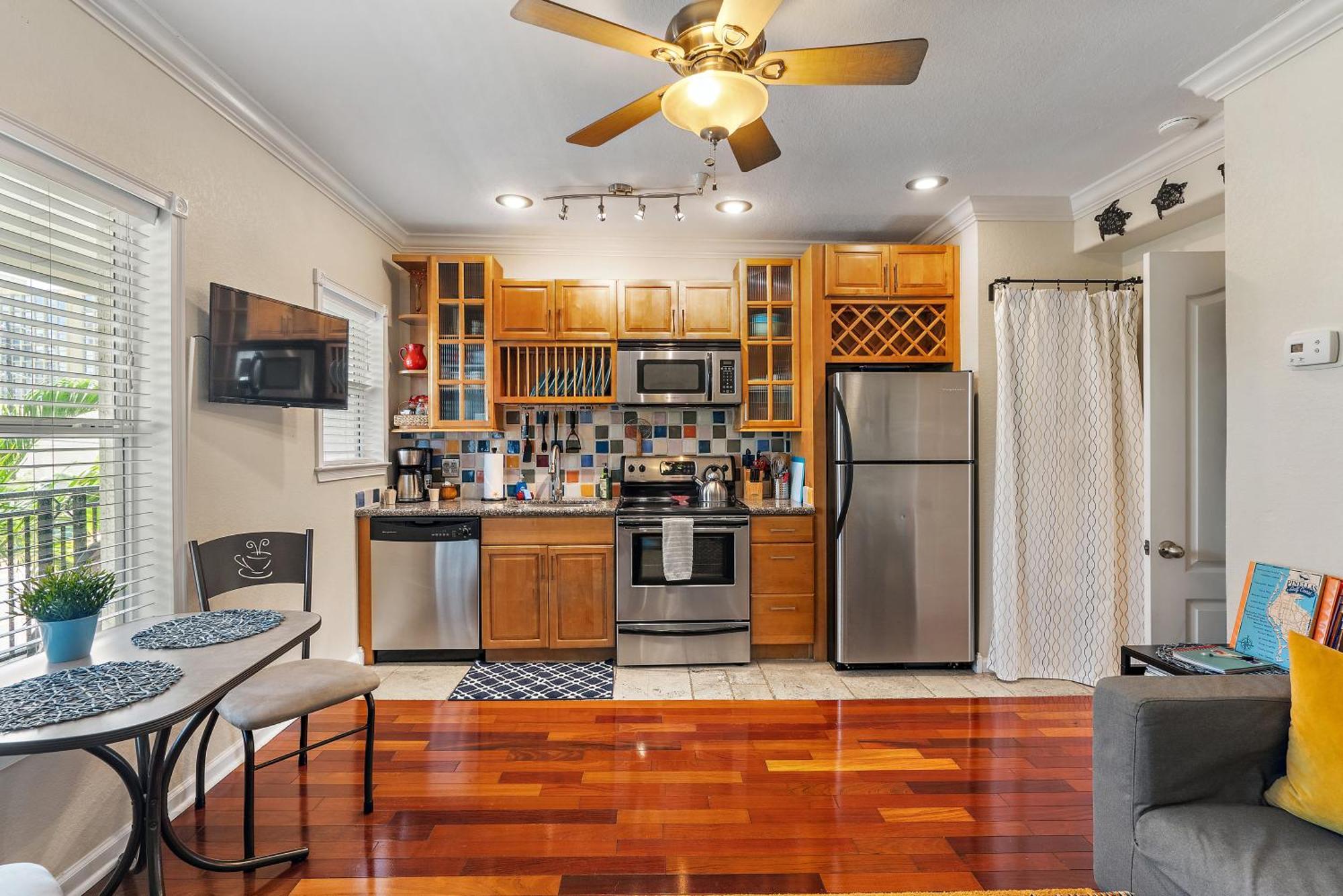 Wine-Dine-Sunshine Cozy Flat In The Heart Of Dtsp Villa St. Petersburg Ngoại thất bức ảnh