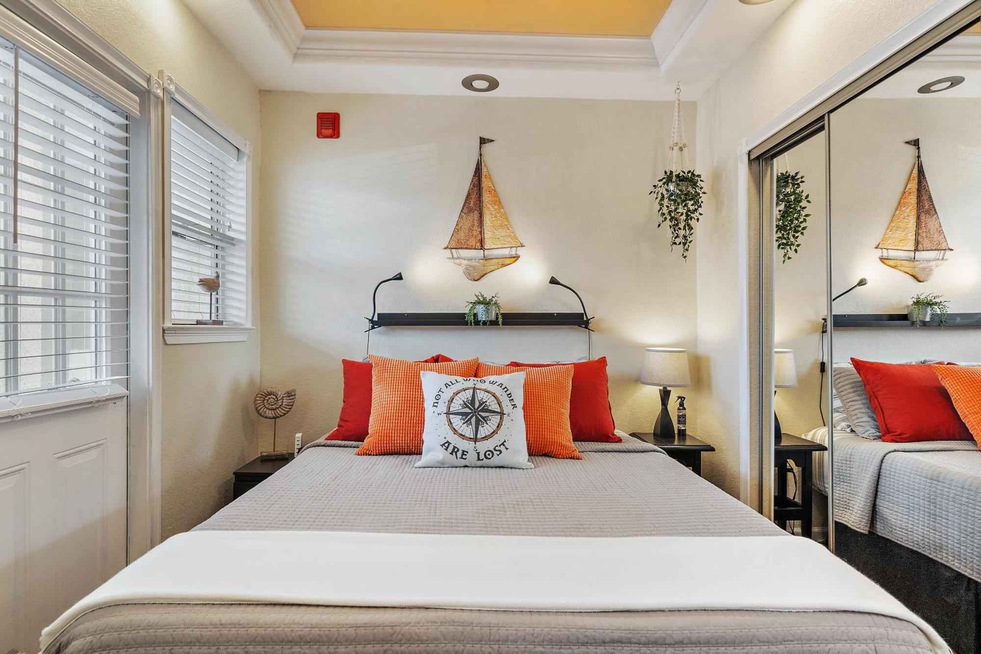 Wine-Dine-Sunshine Cozy Flat In The Heart Of Dtsp Villa St. Petersburg Ngoại thất bức ảnh